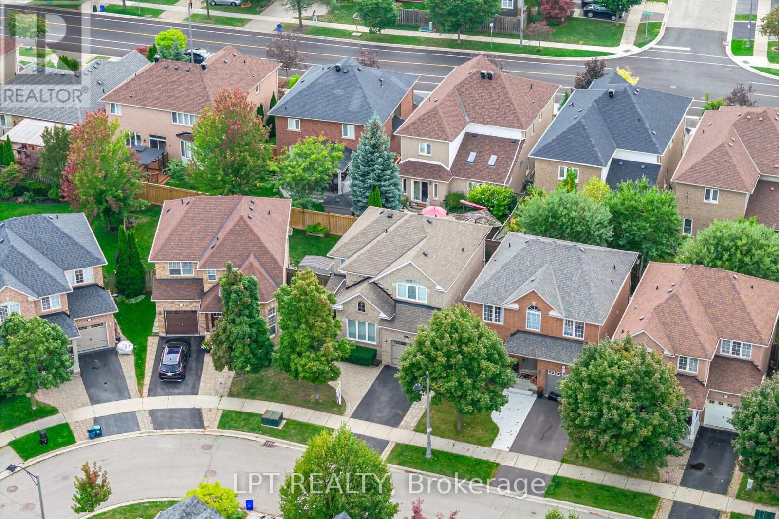 2270 Dunforest Crescent, Oakville, Ontario  L6M 4X3 - Photo 3 - W12425279