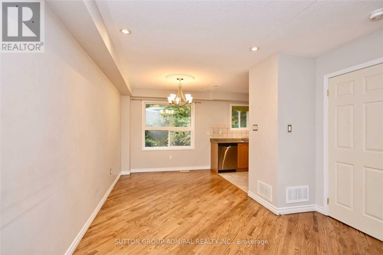 Upper - 70 Hawthorne Crescent, Barrie, Ontario  L4N 9Y8 - Photo 5 - S12425290