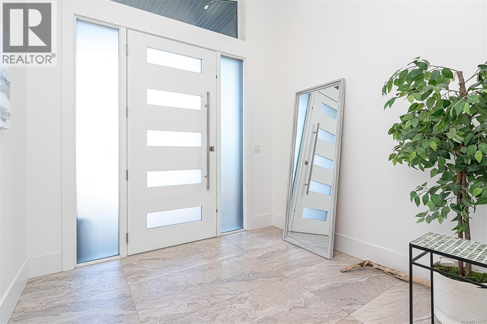 2555 Sinclair Rd, Saanich, British Columbia  V8N 1B7 - Photo 4 - 1014747