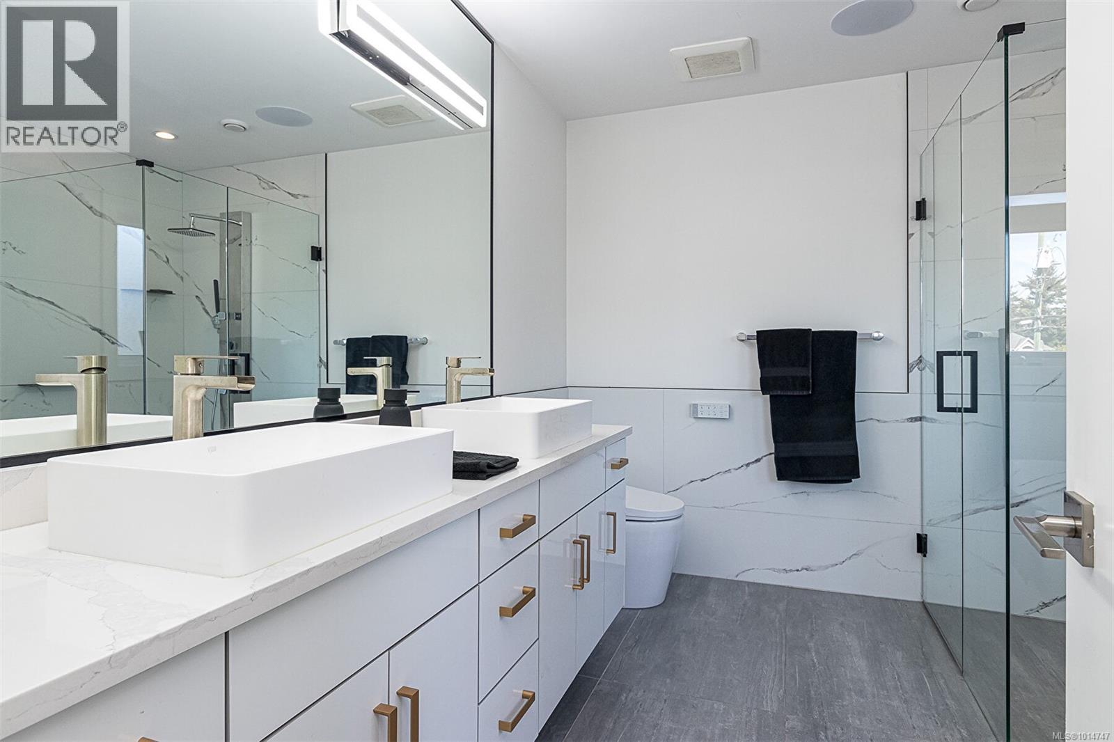 2555 Sinclair Rd, Saanich, British Columbia  V8N 1B7 - Photo 18 - 1014747