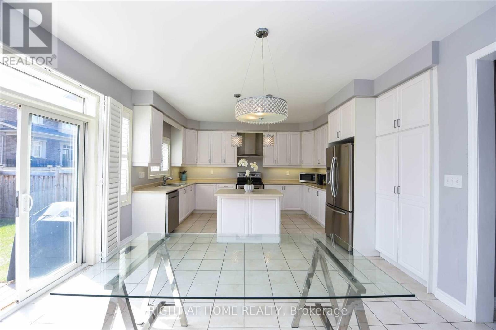 3152 Larry Crescent, Oakville, Ontario  L6M 0T1 - Photo 7 - W12425329