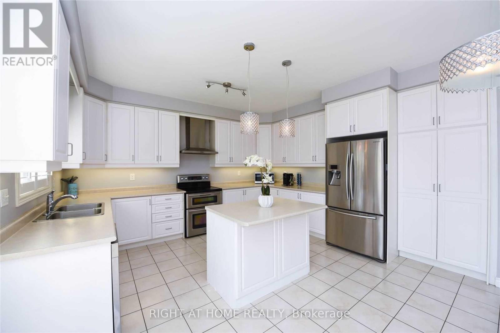 3152 Larry Crescent, Oakville, Ontario  L6M 0T1 - Photo 8 - W12425329