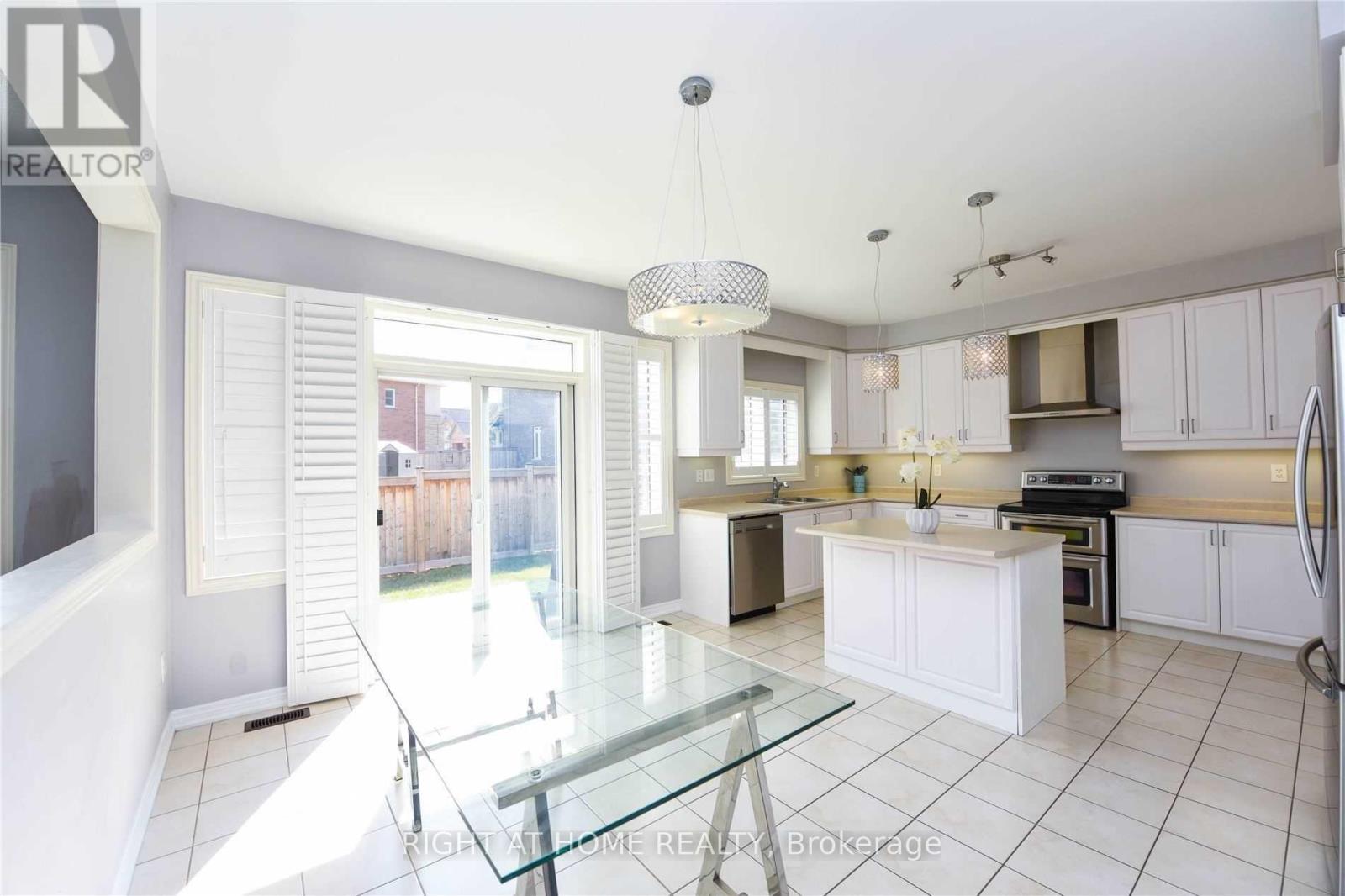 3152 Larry Crescent, Oakville, Ontario  L6M 0T1 - Photo 9 - W12425329
