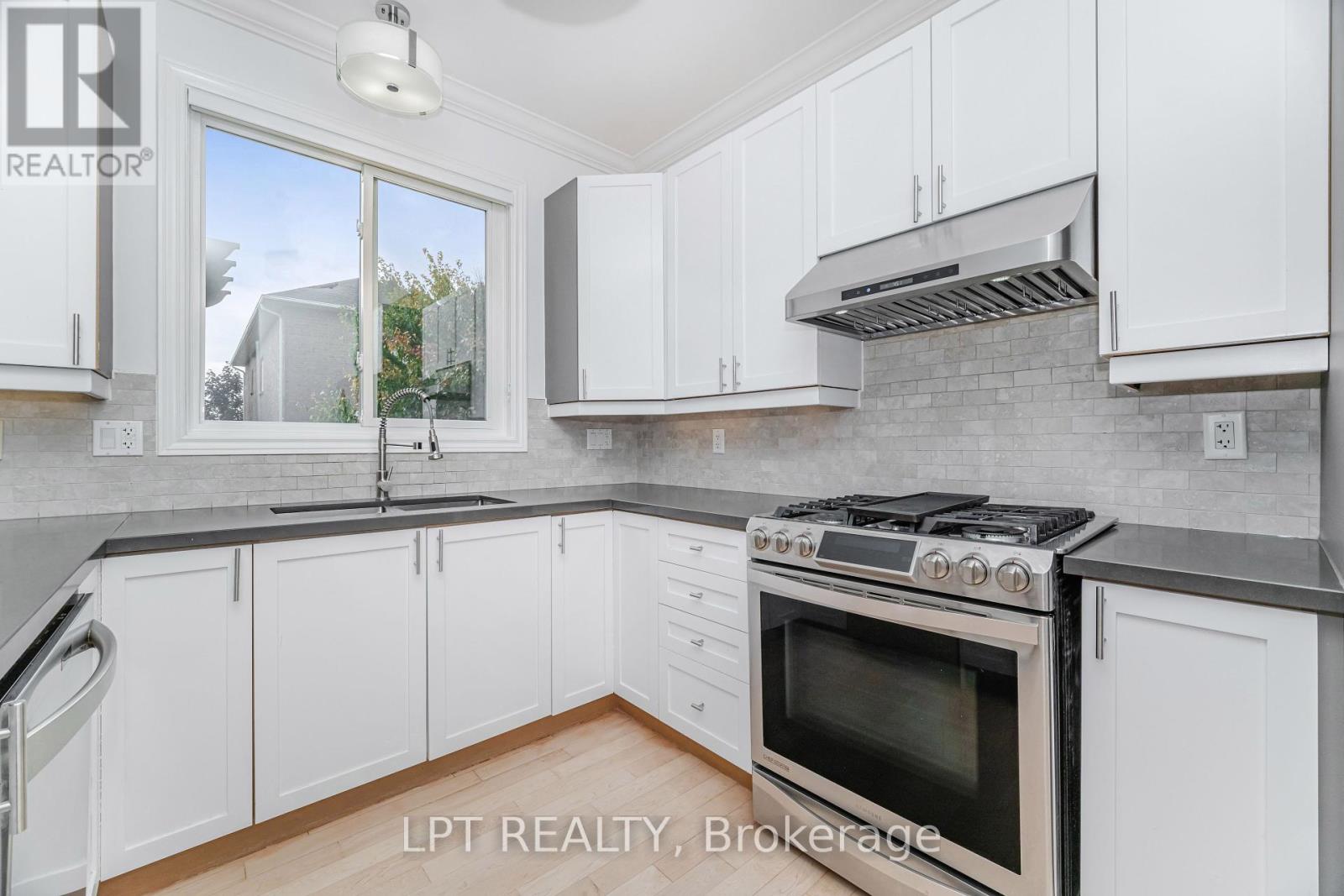 2270 Dunforest Crescent, Oakville, Ontario  L6M 4X3 - Photo 9 - W12425279