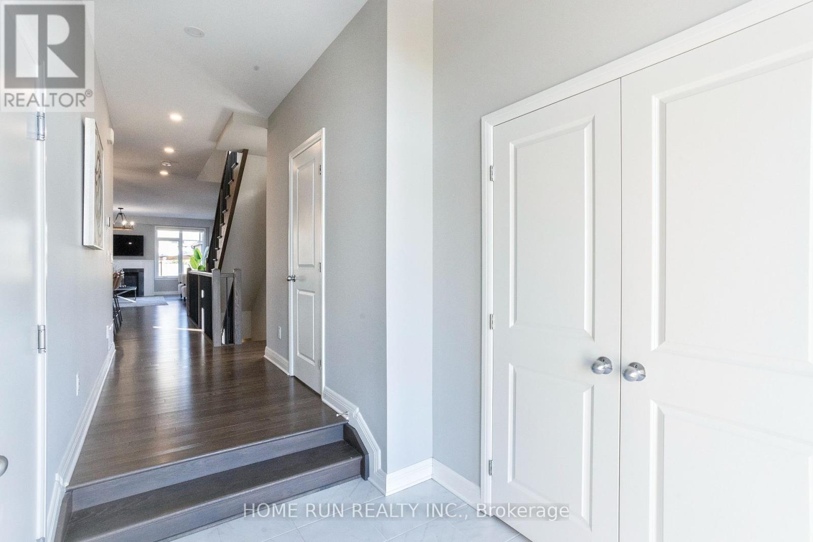 82 Michael Stoqua Street, Ottawa, Ontario  K1K 5A2 - Photo 2 - X12425358