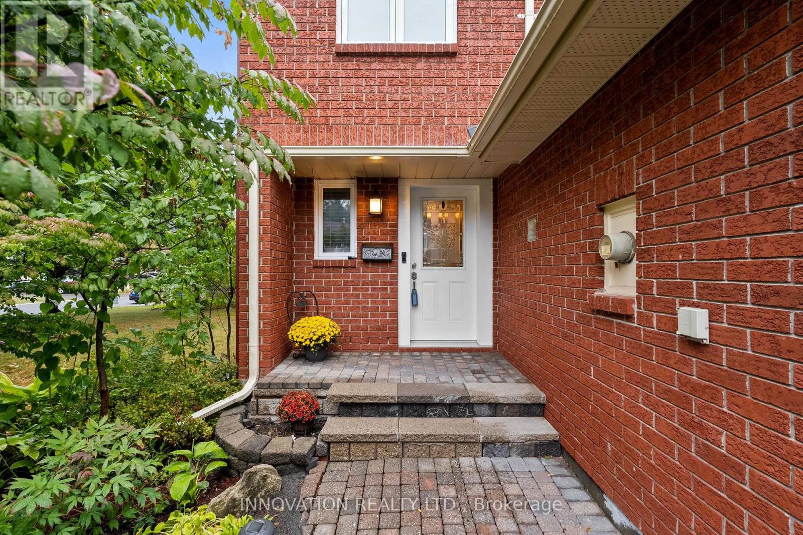 39 Furlong Crescent, Ottawa, Ontario  K2M 2J1 - Photo 3 - X12425400