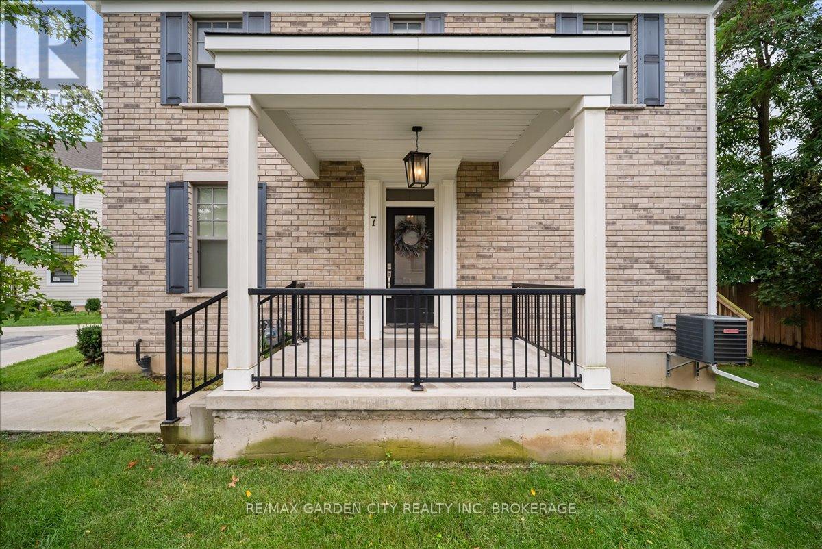 7 Aspen Common, St. Catharines, Ontario  L2S 2B3 - Photo 2 - X12425402