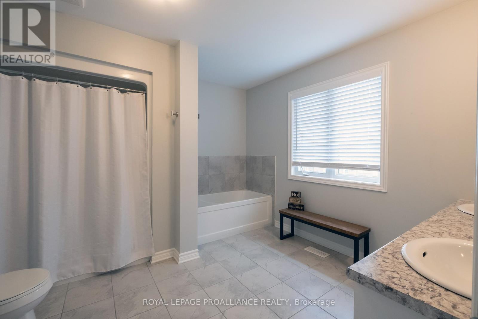 54 Brennan Crescent, Loyalist (Odessa), Ontario  K0H 2H0 - Photo 20 - X12425405