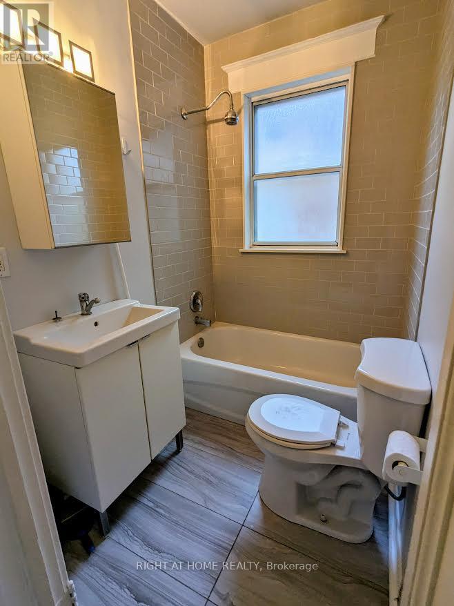239 Woodbine Avenue, Toronto, Ontario  M4L 3P3 - Photo 14 - E12425351