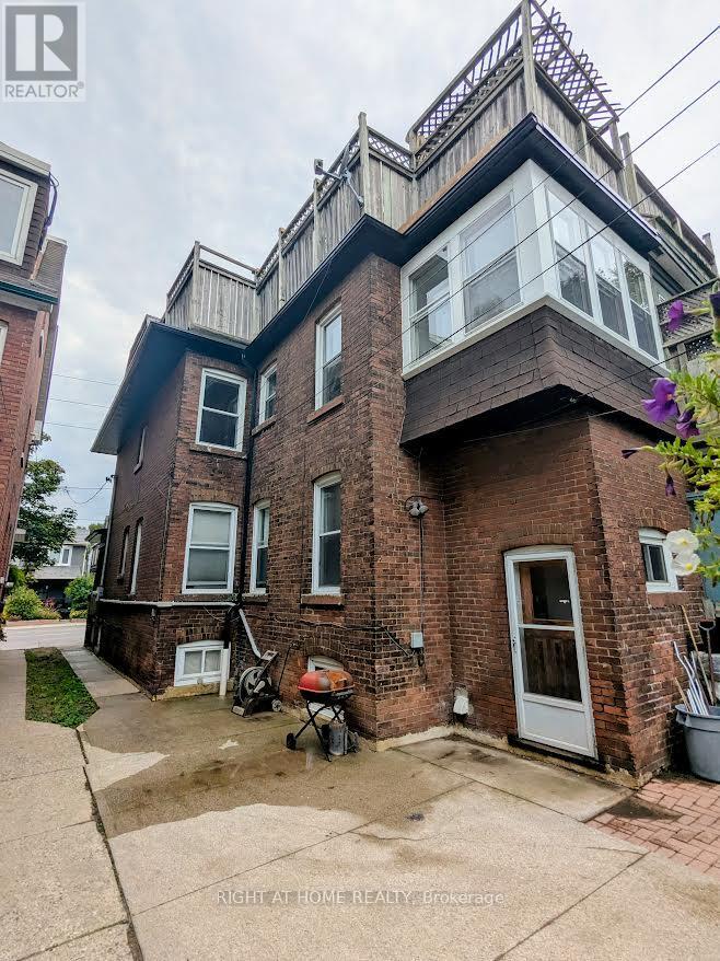 239 Woodbine Avenue, Toronto, Ontario  M4L 3P3 - Photo 4 - E12425351