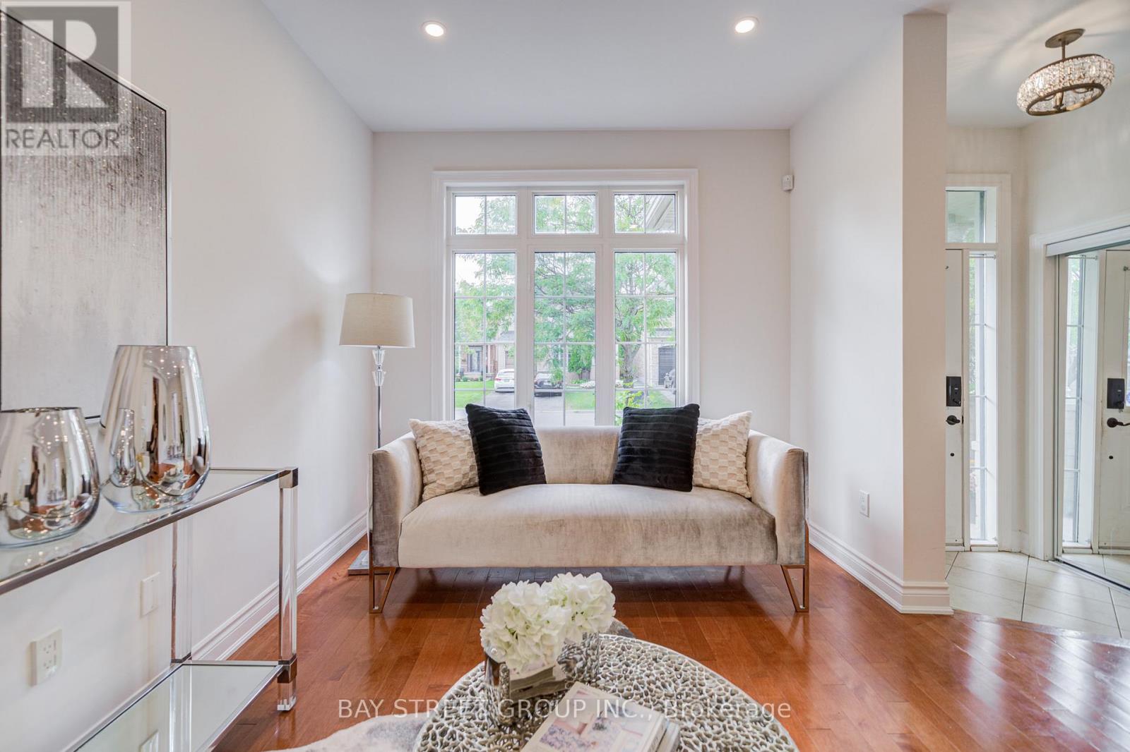 15 Sisley Crescent, Vaughan, Ontario  L4J 9J1 - Photo 9 - N12425362