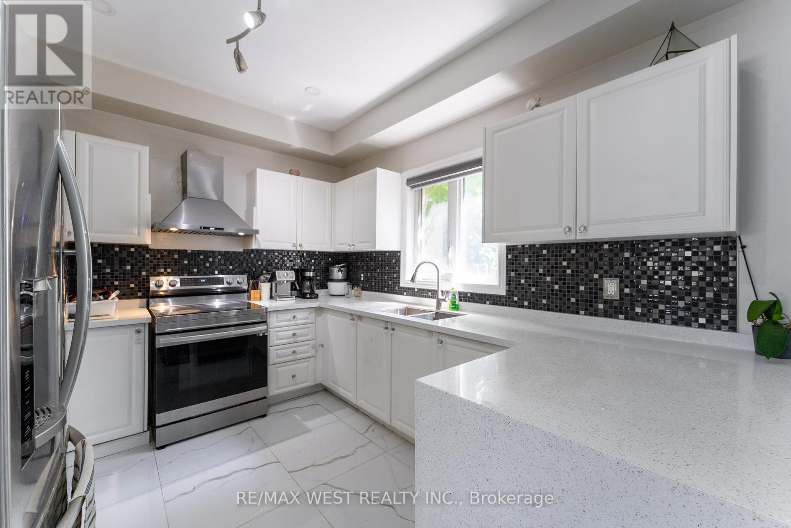23 Mancini Drive, Essa, Ontario  L0M 1B1 - Photo 17 - N12425372