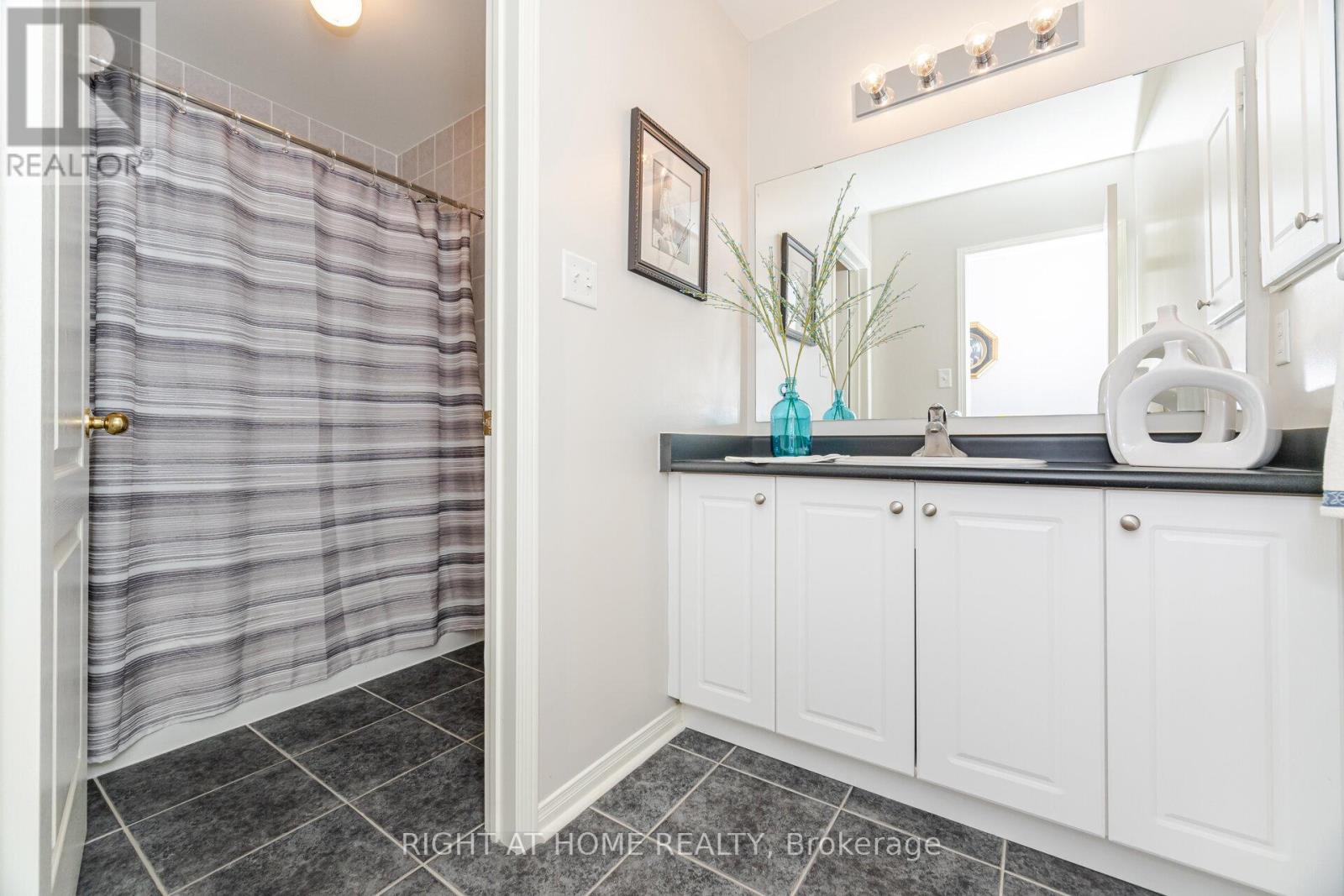 910 Oaktree Crescent, Newmarket, Ontario  L3X 2Z1 - Photo 12 - N12425387