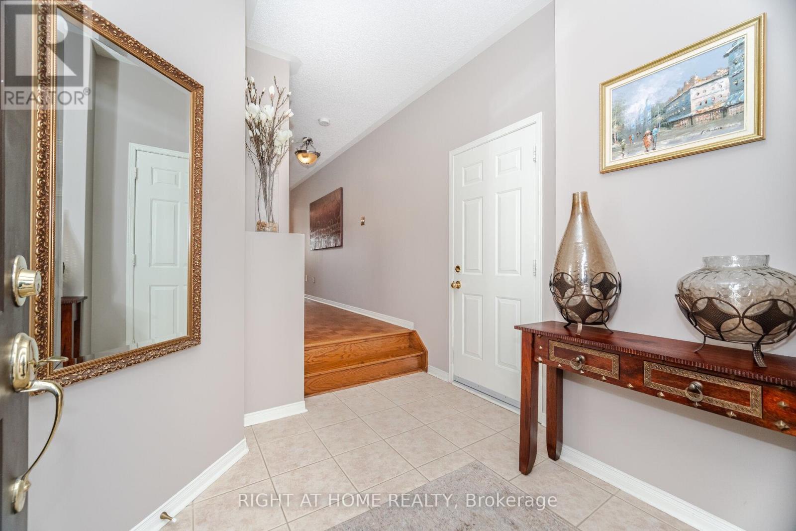 910 Oaktree Crescent, Newmarket, Ontario  L3X 2Z1 - Photo 2 - N12425387