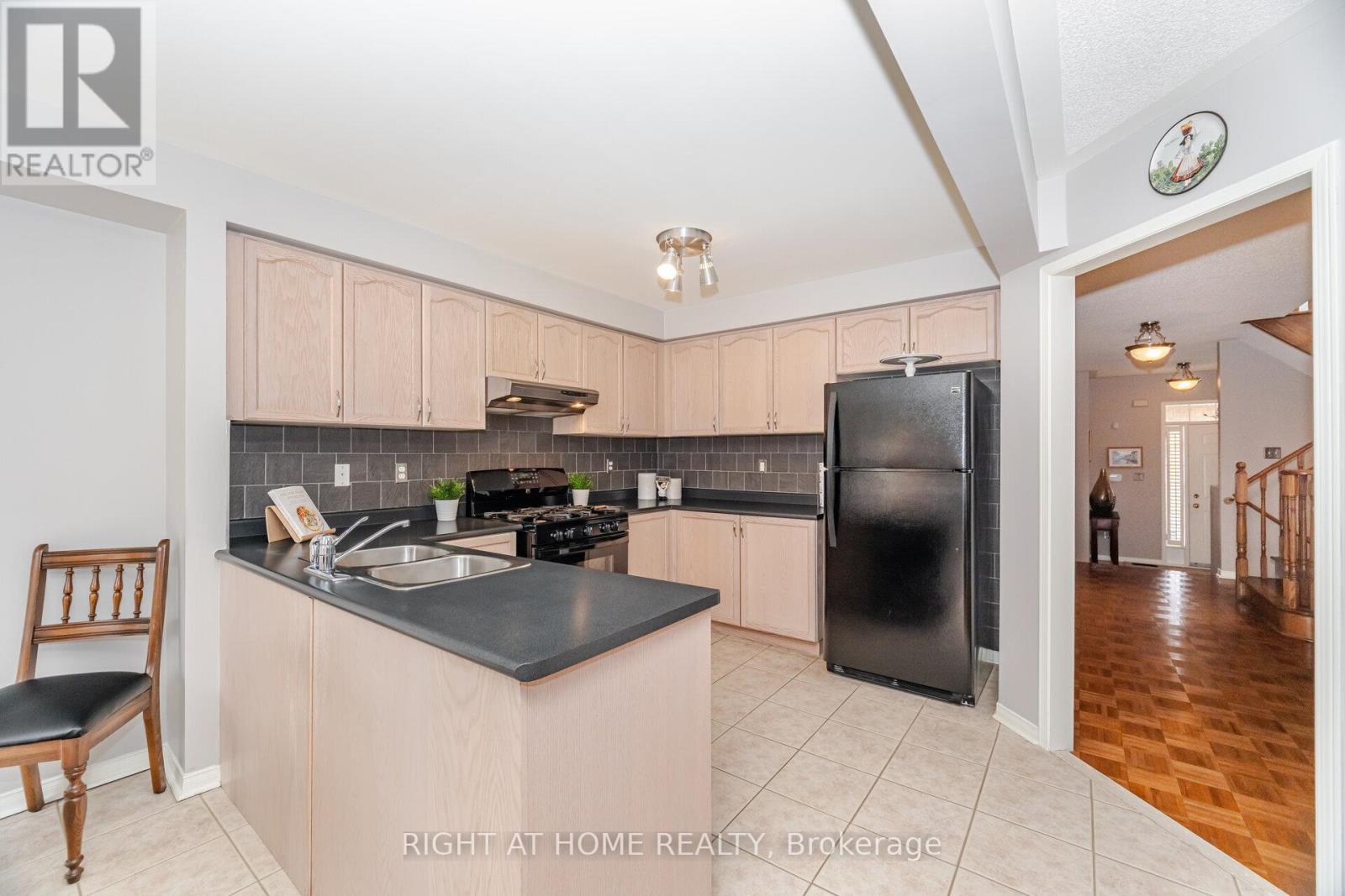 910 Oaktree Crescent, Newmarket, Ontario  L3X 2Z1 - Photo 4 - N12425387