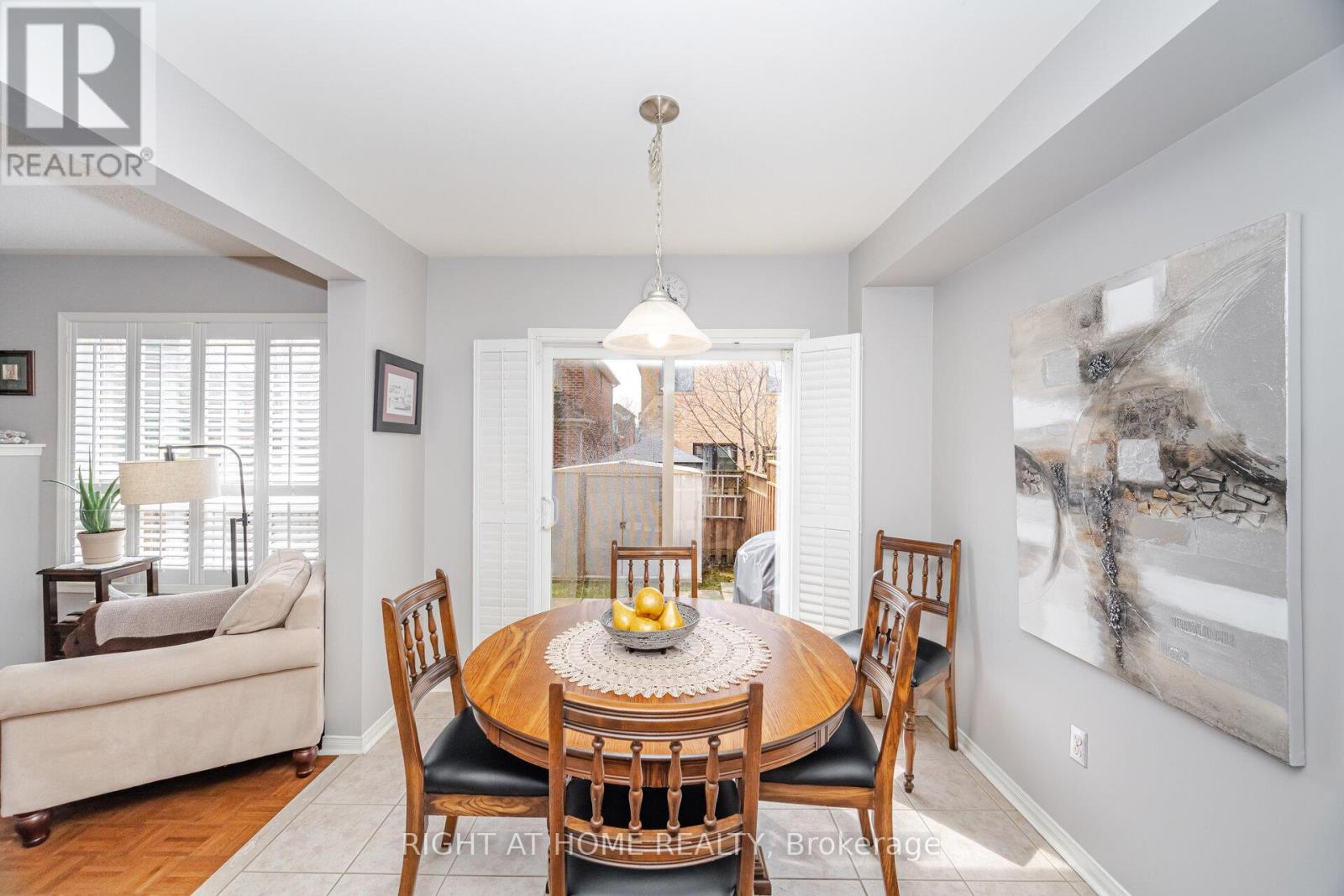 910 Oaktree Crescent, Newmarket, Ontario  L3X 2Z1 - Photo 5 - N12425387