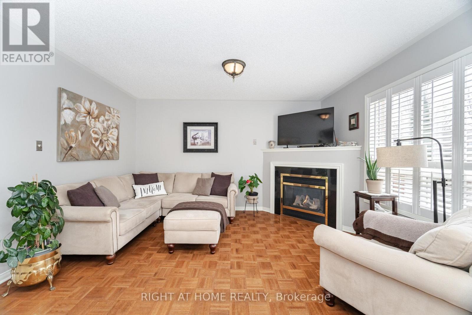 910 Oaktree Crescent, Newmarket, Ontario  L3X 2Z1 - Photo 6 - N12425387