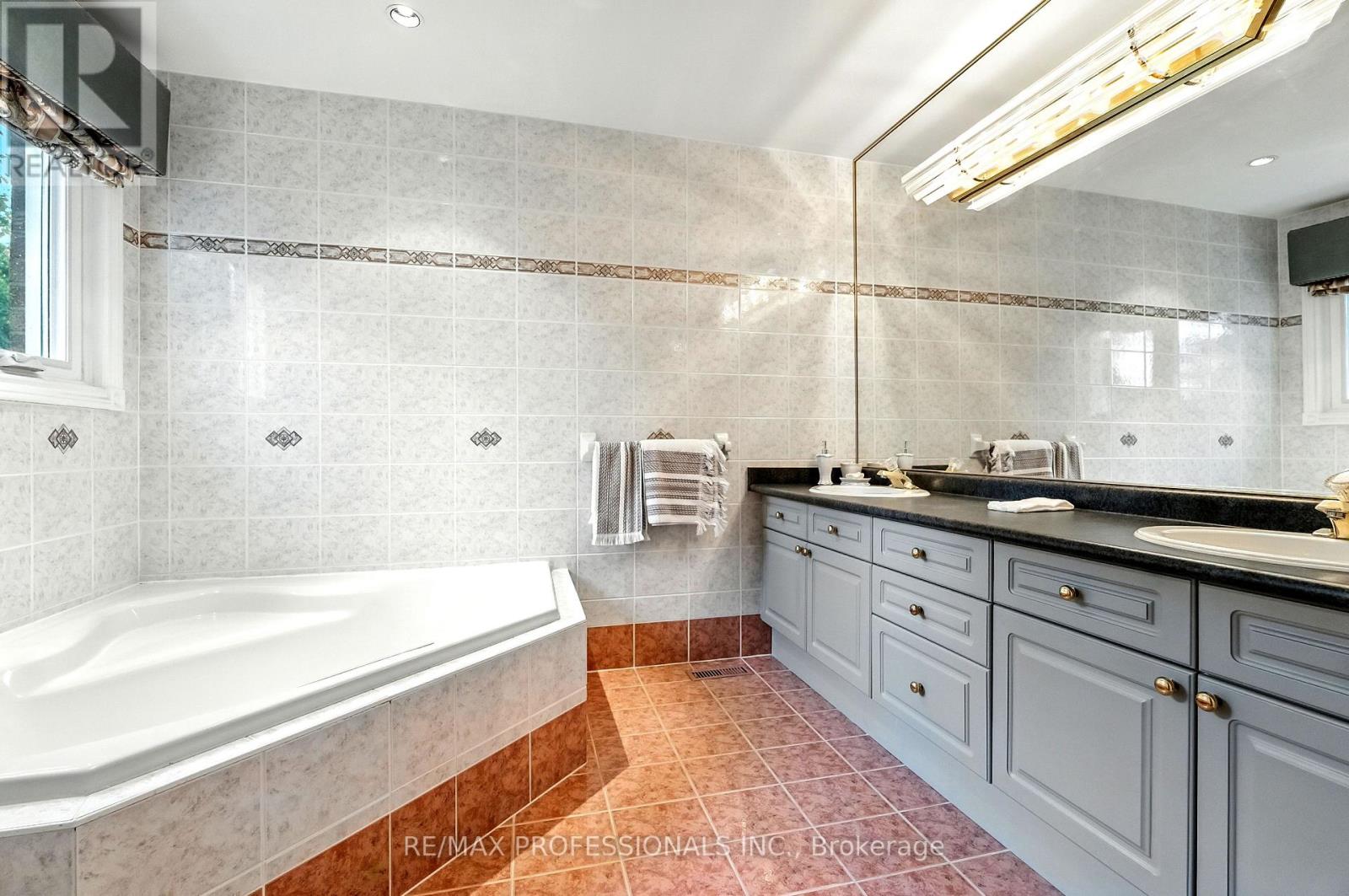 183 Barber Drive, Halton Hills, Ontario  L7G 5L5 - Photo 27 - W12425394