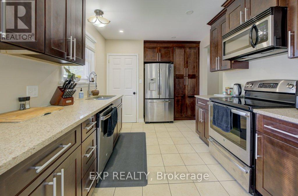 8568 Champlain Drive, Niagara Falls, Ontario  L2G 6Y6 - Photo 4 - X12425367