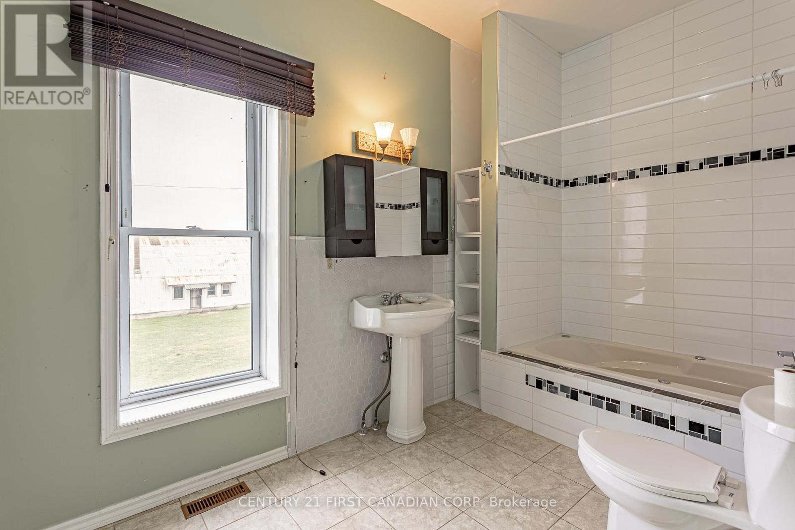 50917 Yorke Line, Malahide, Ontario  N0L 1B0 - Photo 17 - X12425435