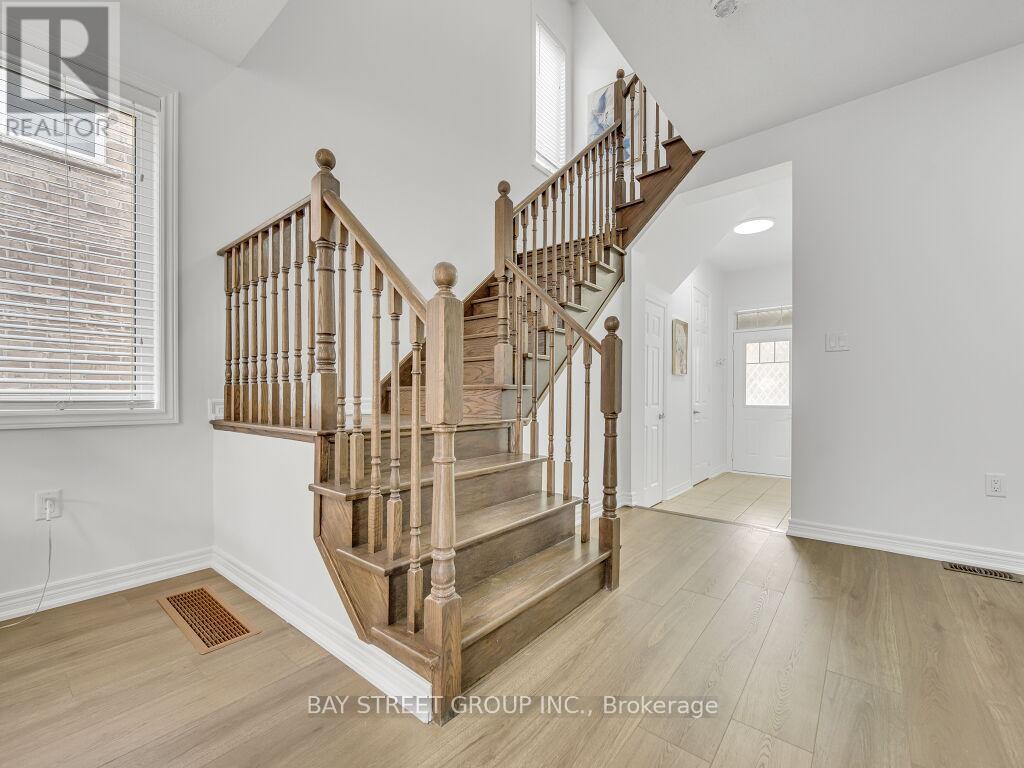 92 Abigail Crescent, Caledon, Ontario  L7C 4C7 - Photo 7 - W12425408