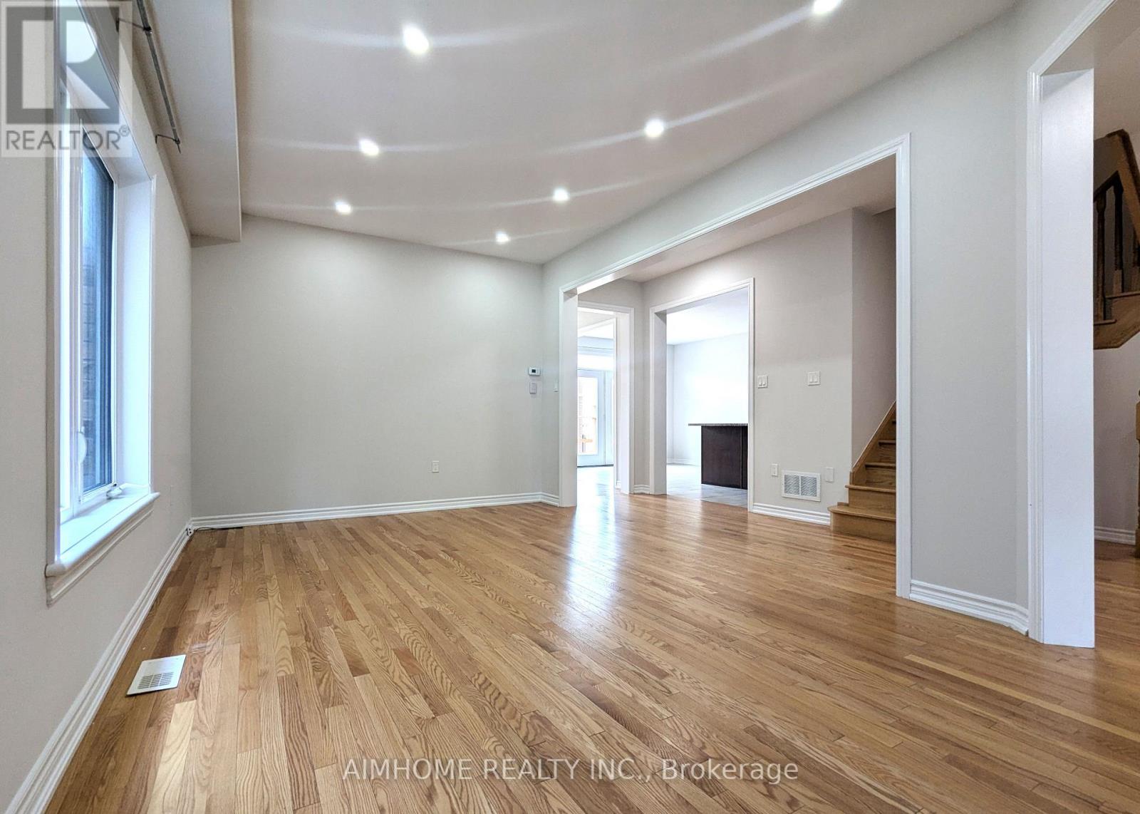 29 Bamburg Street N, Georgina, Ontario  L0E 1R0 - Photo 5 - N12425425