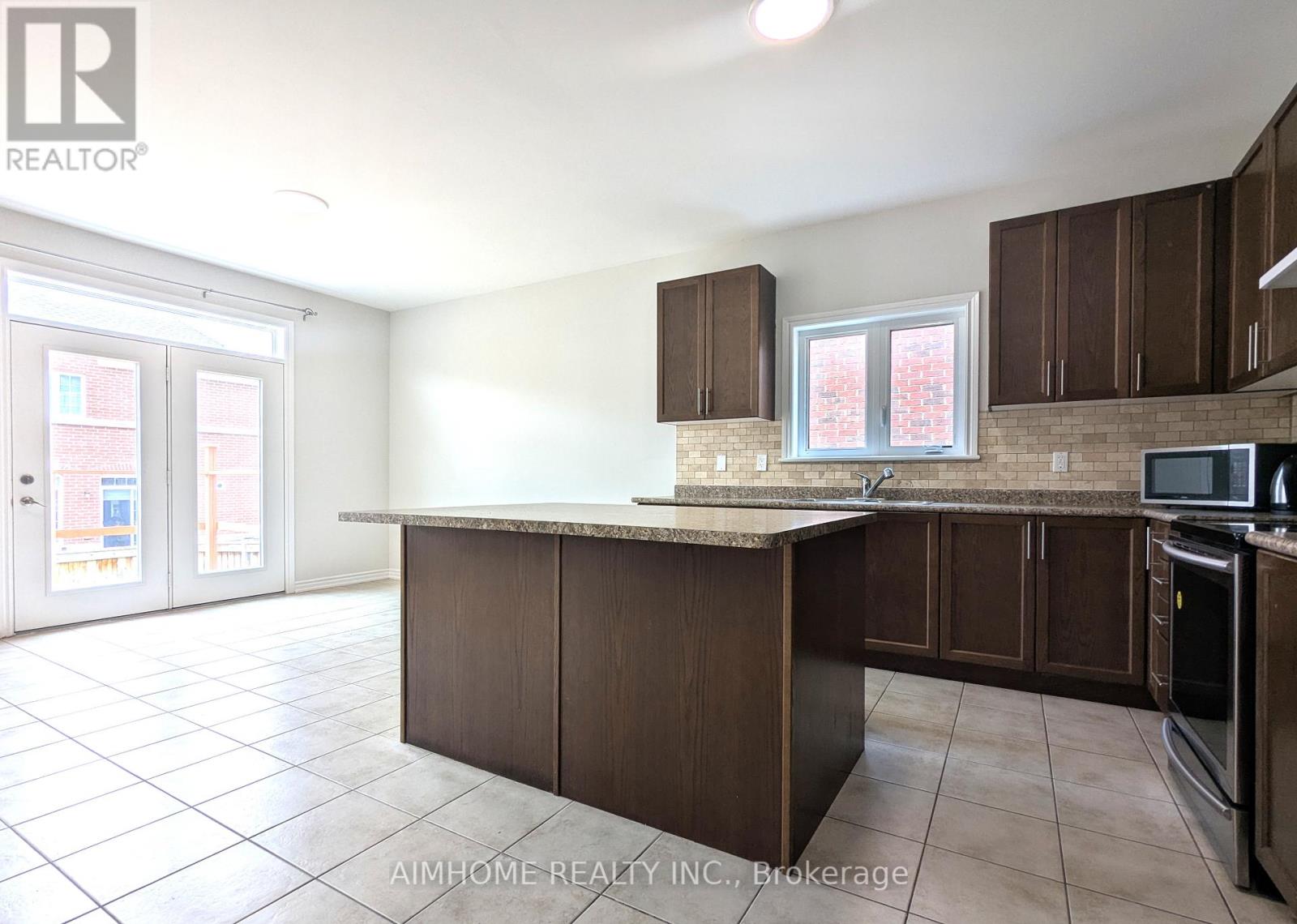 29 Bamburg Street N, Georgina, Ontario  L0E 1R0 - Photo 8 - N12425425