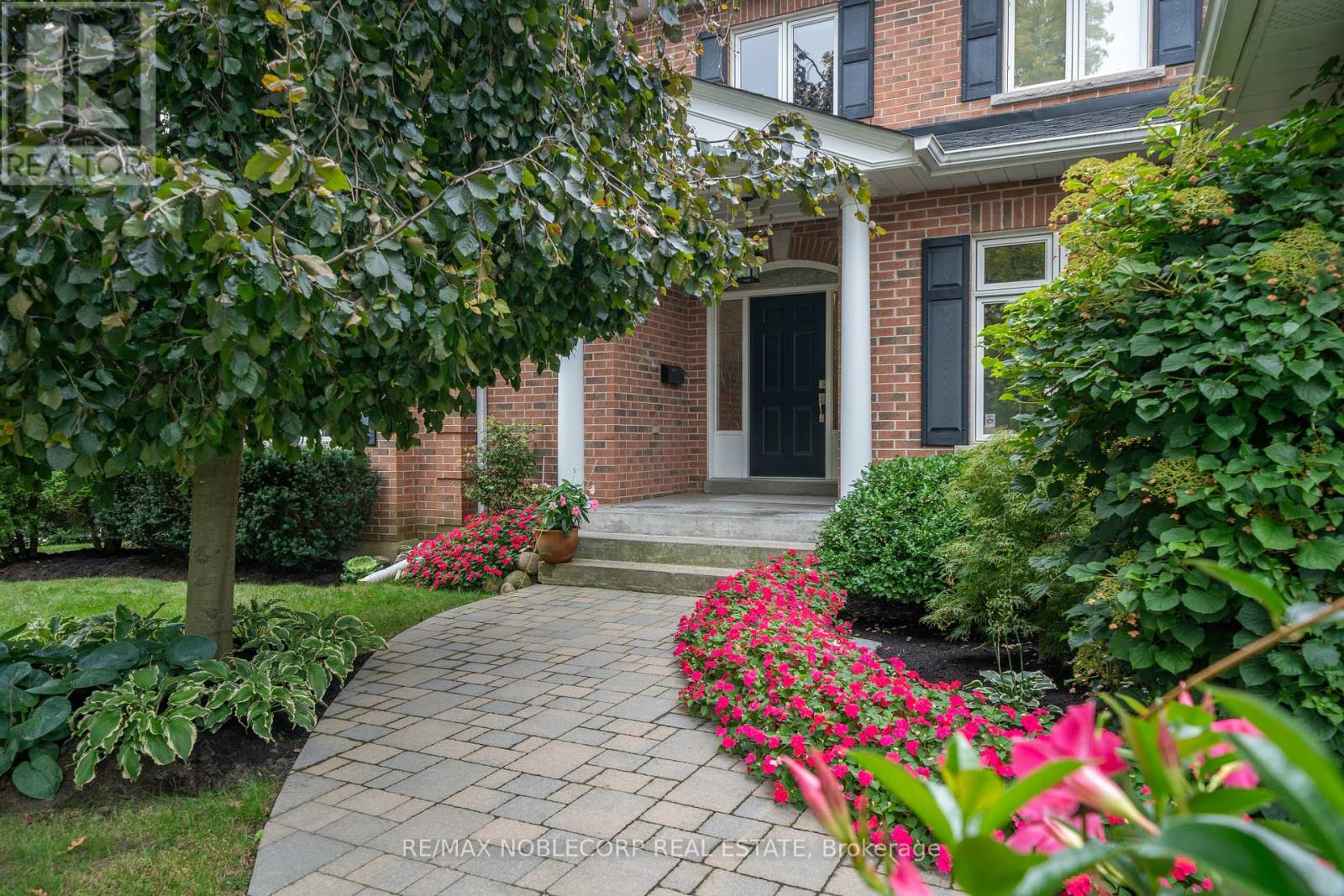 19 Stockdale Crescent, Richmond Hill, Ontario  L4C 3T1 - Photo 2 - N12425430