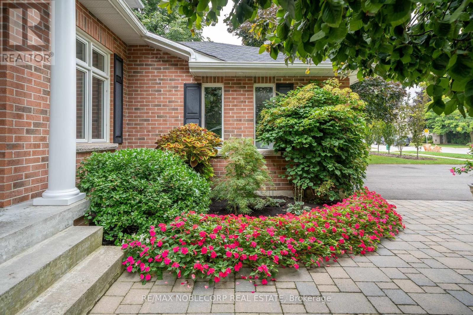 19 Stockdale Crescent, Richmond Hill, Ontario  L4C 3T1 - Photo 3 - N12425430