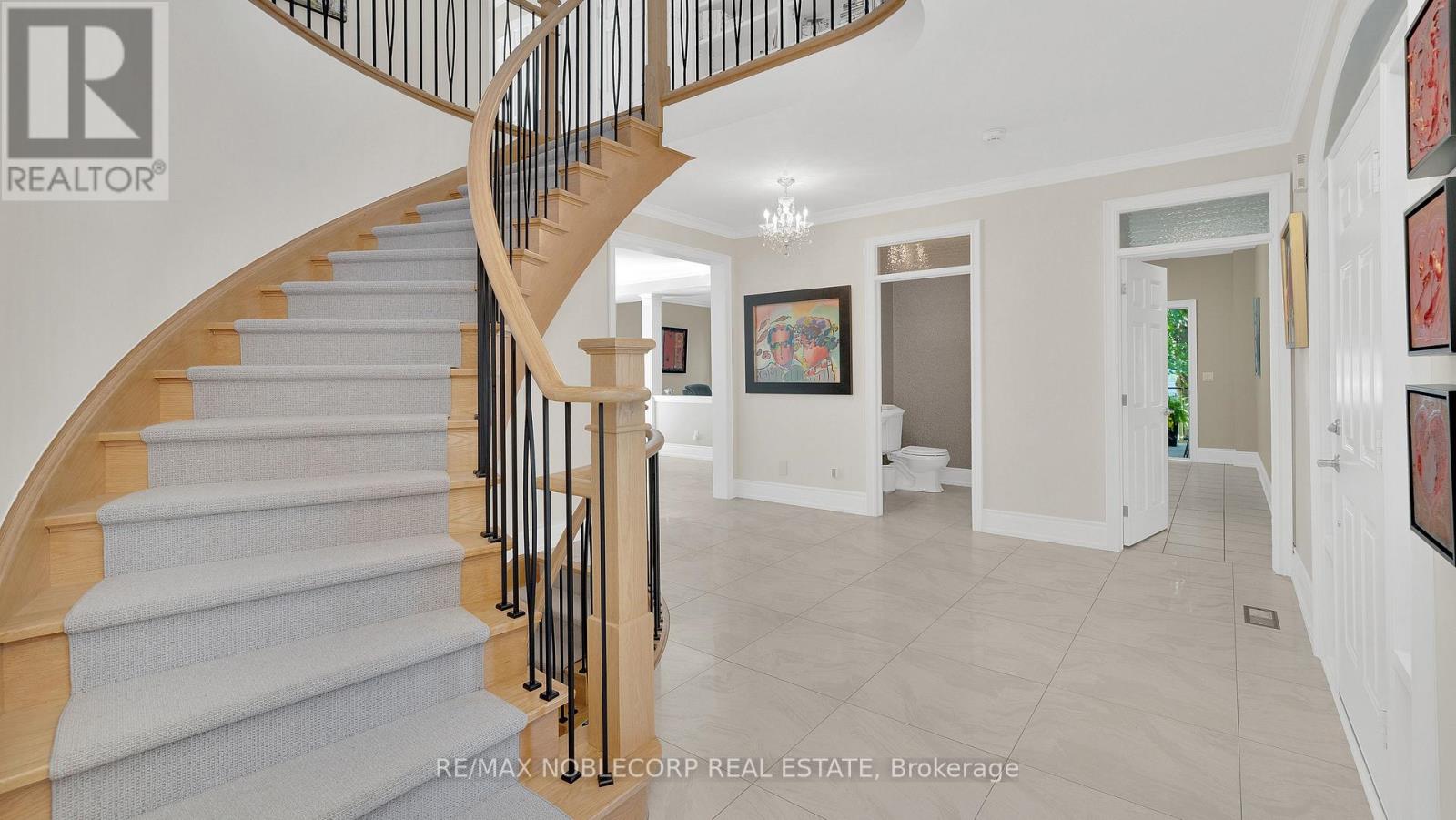 19 Stockdale Crescent, Richmond Hill, Ontario  L4C 3T1 - Photo 4 - N12425430