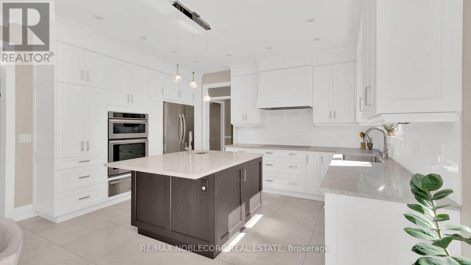 19 Stockdale Crescent, Richmond Hill, Ontario  L4C 3T1 - Photo 6 - N12425430