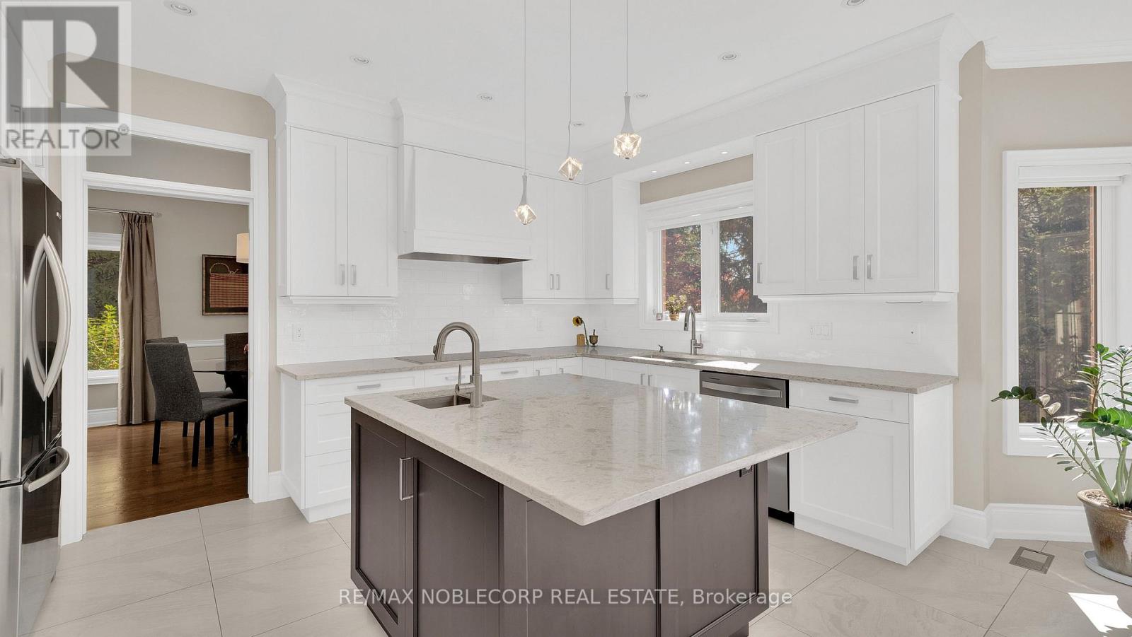 19 Stockdale Crescent, Richmond Hill, Ontario  L4C 3T1 - Photo 7 - N12425430