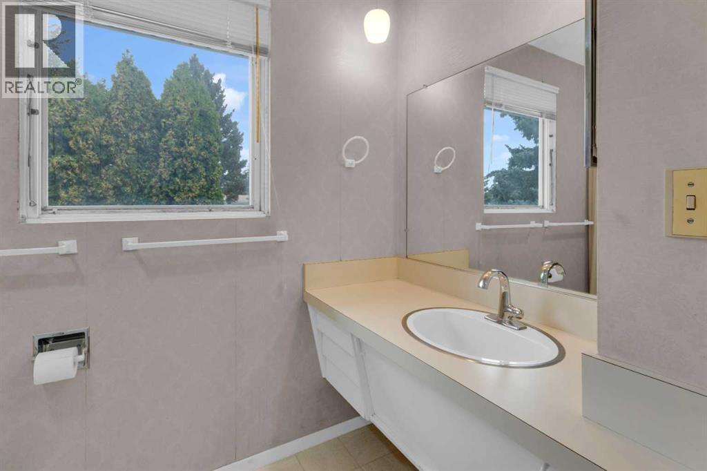 2711 Crawford Road Nw, Calgary, Alberta  T2L 1C9 - Photo 18 - A2254530