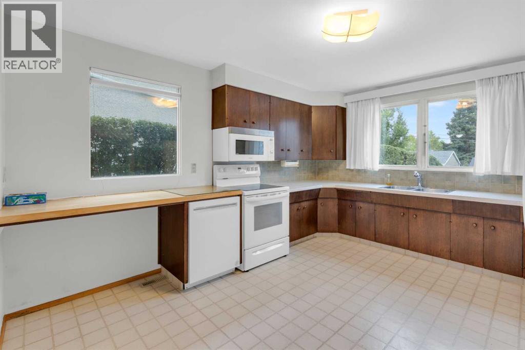 2711 Crawford Road Nw, Calgary, Alberta  T2L 1C9 - Photo 7 - A2254530