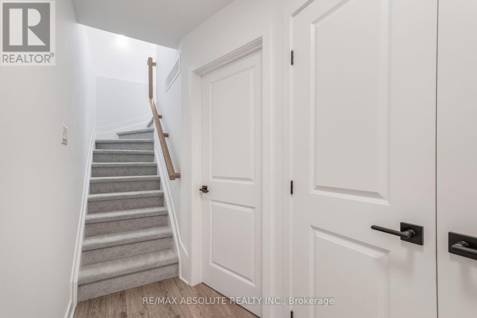 B - 802 Ninaatik Place, Ottawa, Ontario  K1X 0J7 - Photo 5 - X12425478