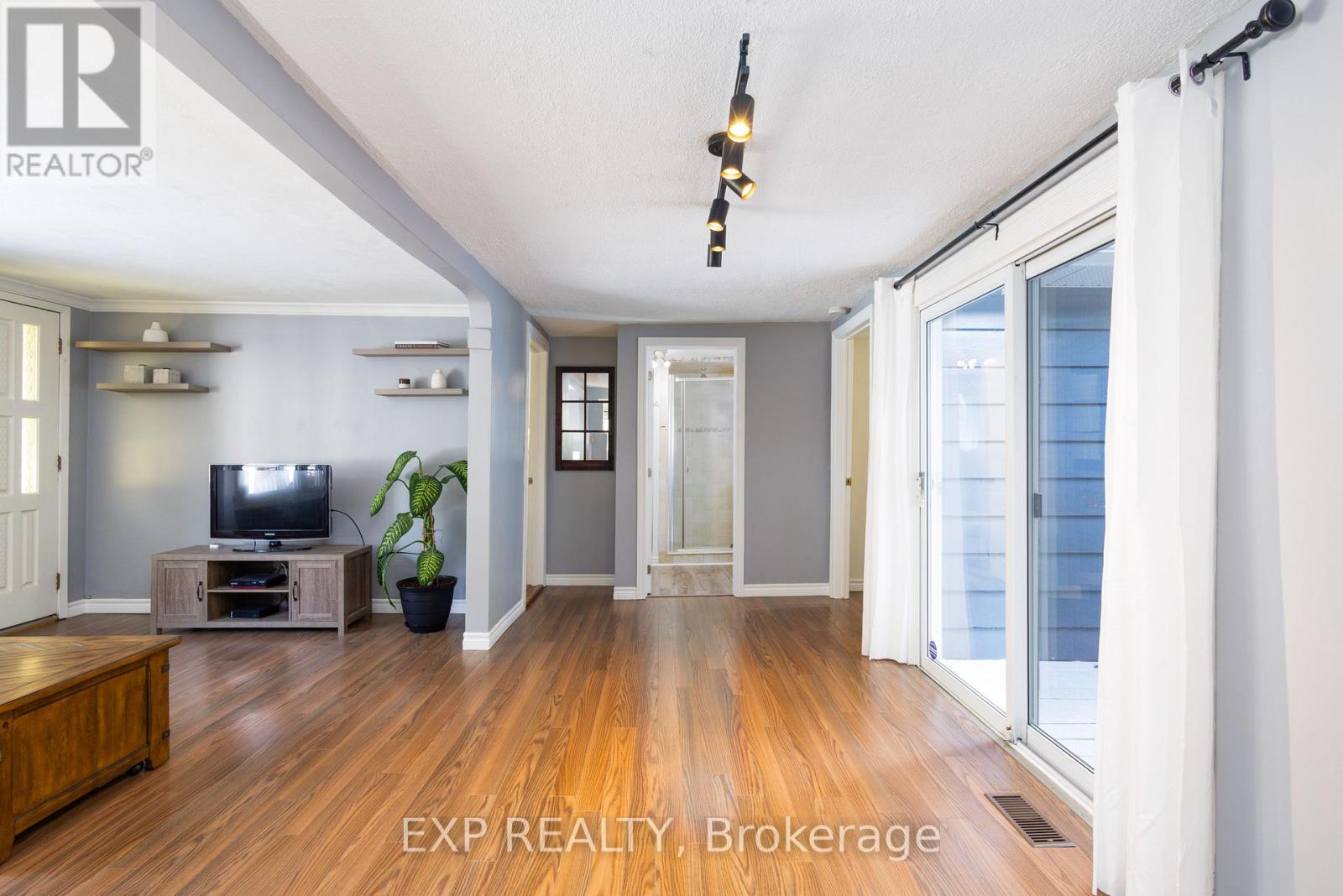 261 Glenwoods Avenue, Georgina, Ontario  L4P 2X1 - Photo 10 - N12425476