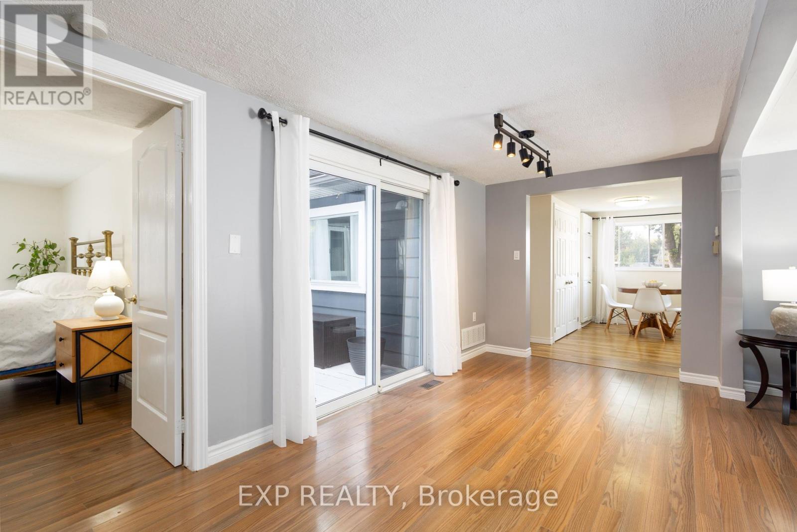261 Glenwoods Avenue, Georgina, Ontario  L4P 2X1 - Photo 11 - N12425476