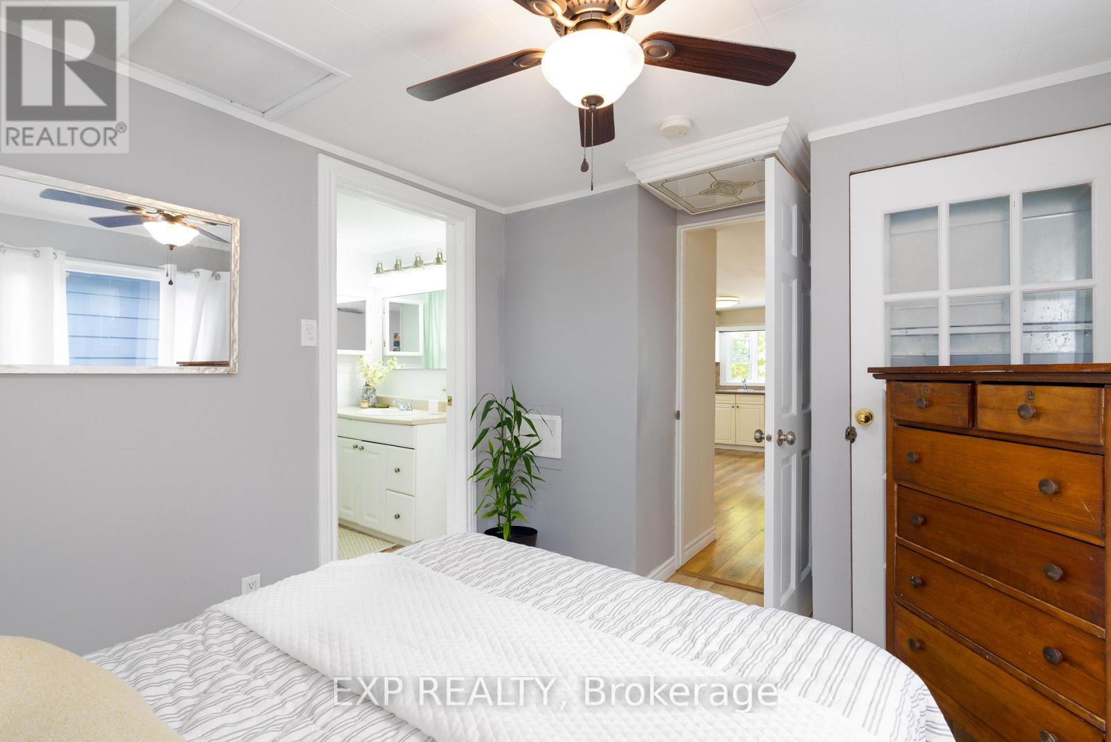 261 Glenwoods Avenue, Georgina, Ontario  L4P 2X1 - Photo 16 - N12425476