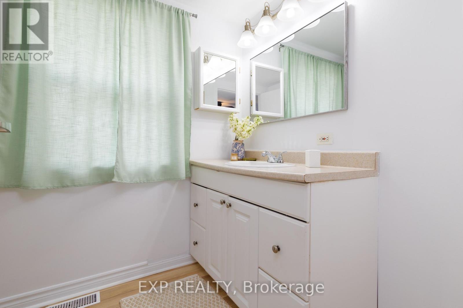 261 Glenwoods Avenue, Georgina, Ontario  L4P 2X1 - Photo 17 - N12425476