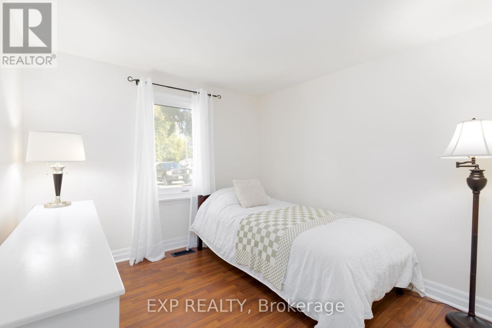 261 Glenwoods Avenue, Georgina, Ontario  L4P 2X1 - Photo 19 - N12425476