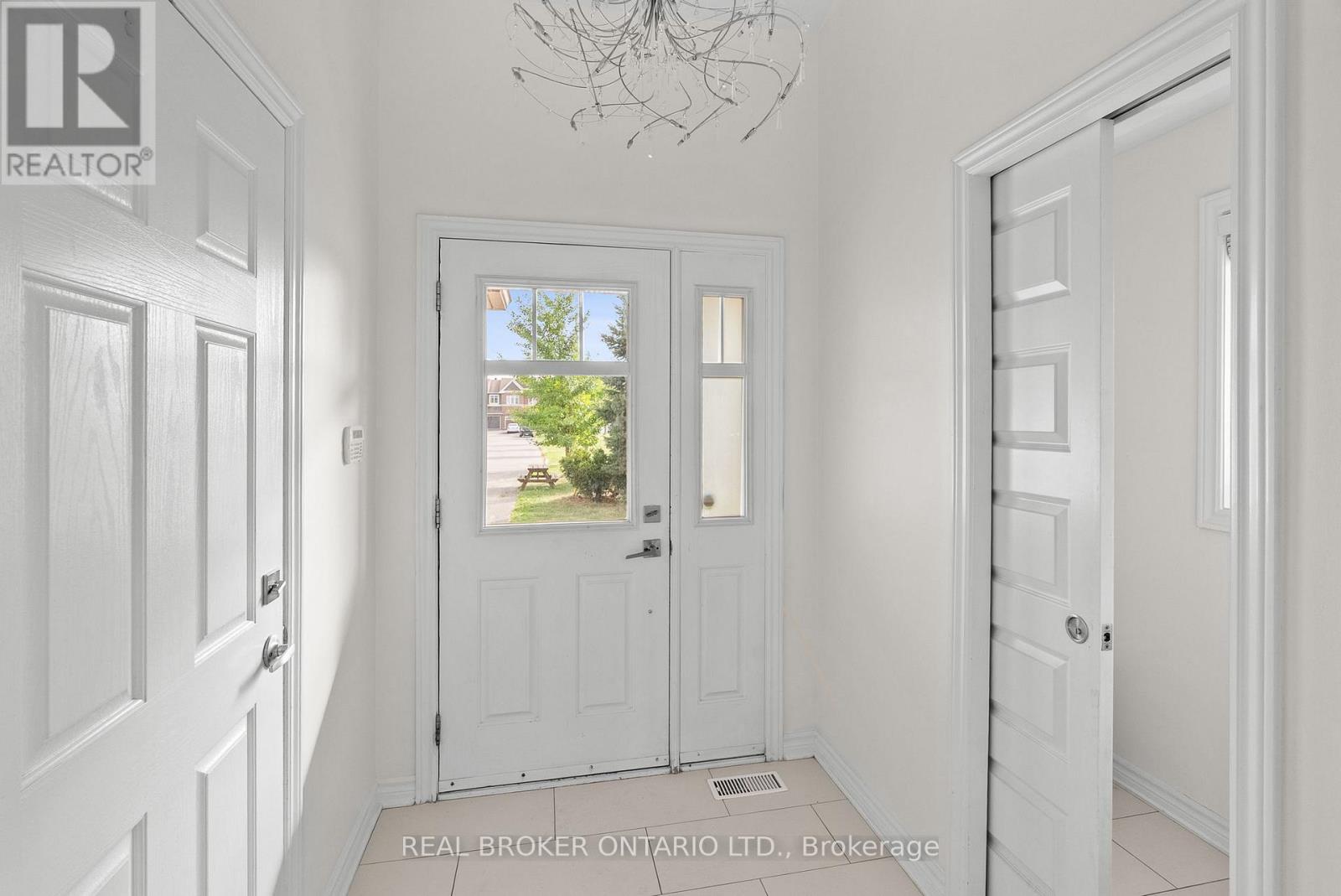 200 Garrity Crescent, Ottawa, Ontario  K2J 3T7 - Photo 4 - X12425523