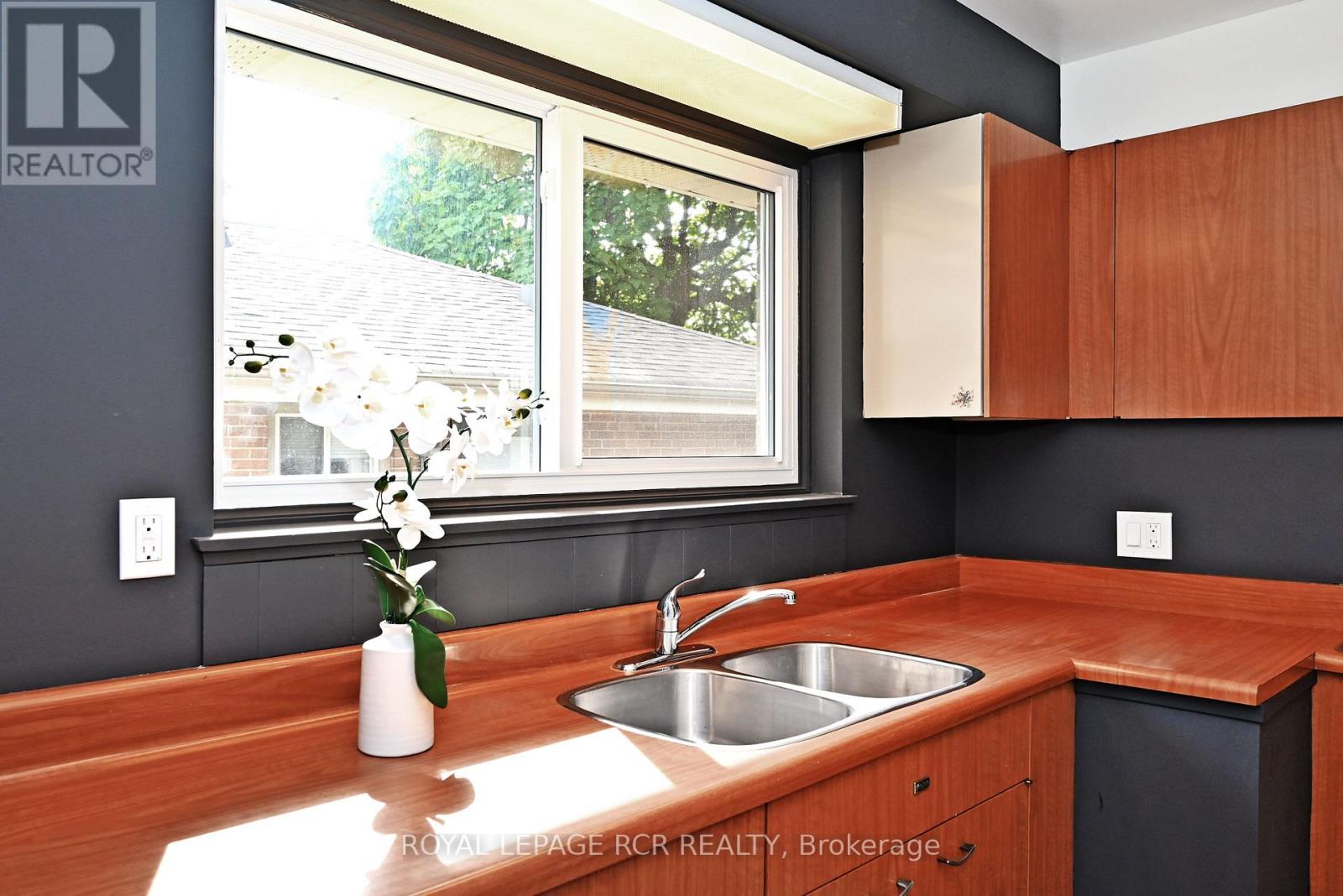 16 Cathedral Road, Brampton, Ontario  L6W 2N9 - Photo 17 - W12425455