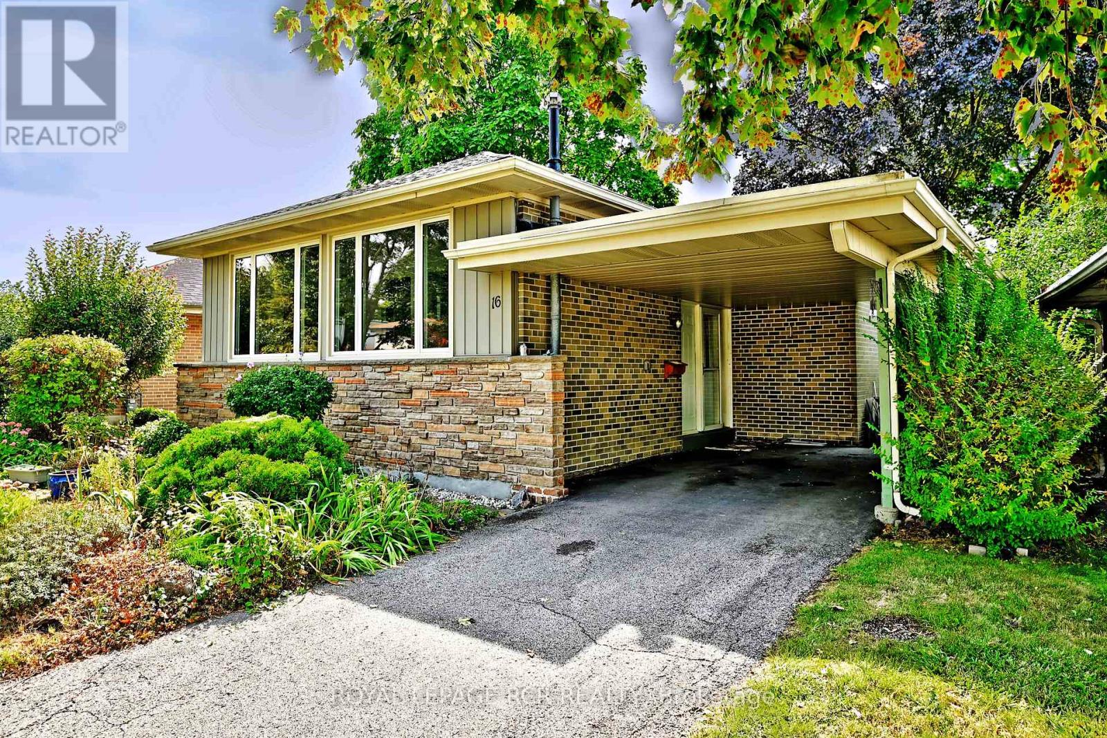 16 Cathedral Road, Brampton, Ontario  L6W 2N9 - Photo 2 - W12425455