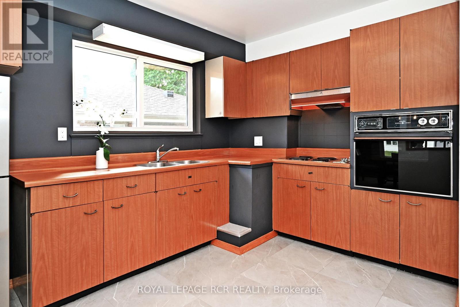 16 Cathedral Road, Brampton, Ontario  L6W 2N9 - Photo 21 - W12425455