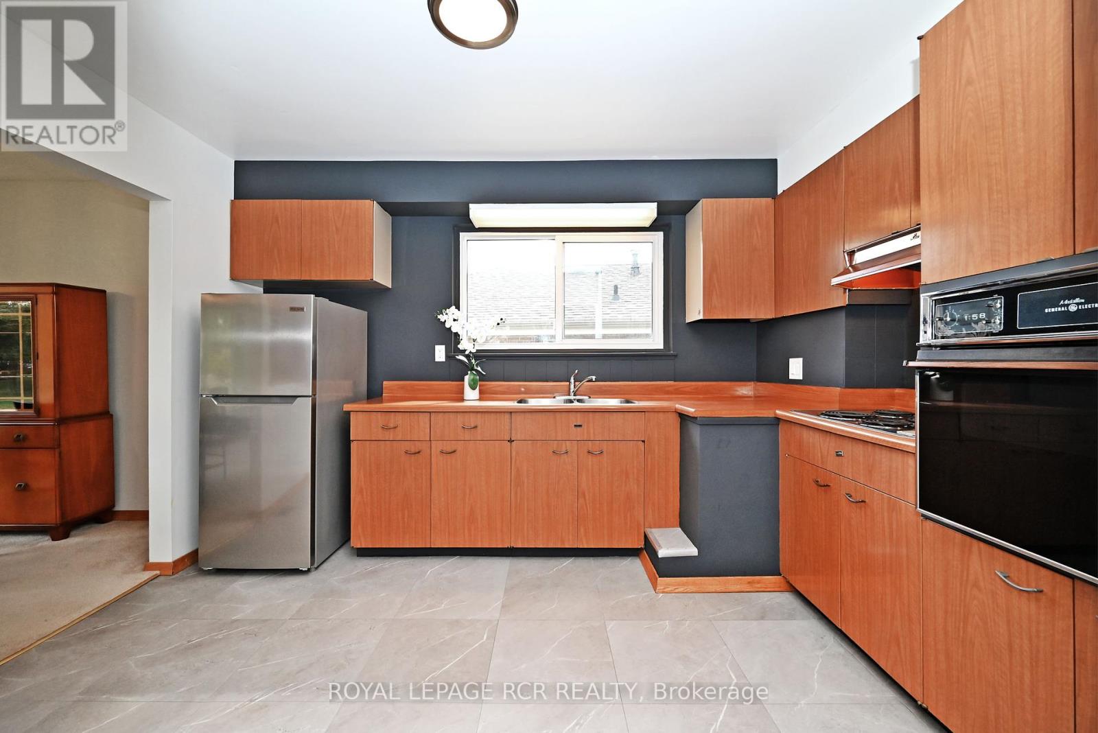 16 Cathedral Road, Brampton, Ontario  L6W 2N9 - Photo 22 - W12425455