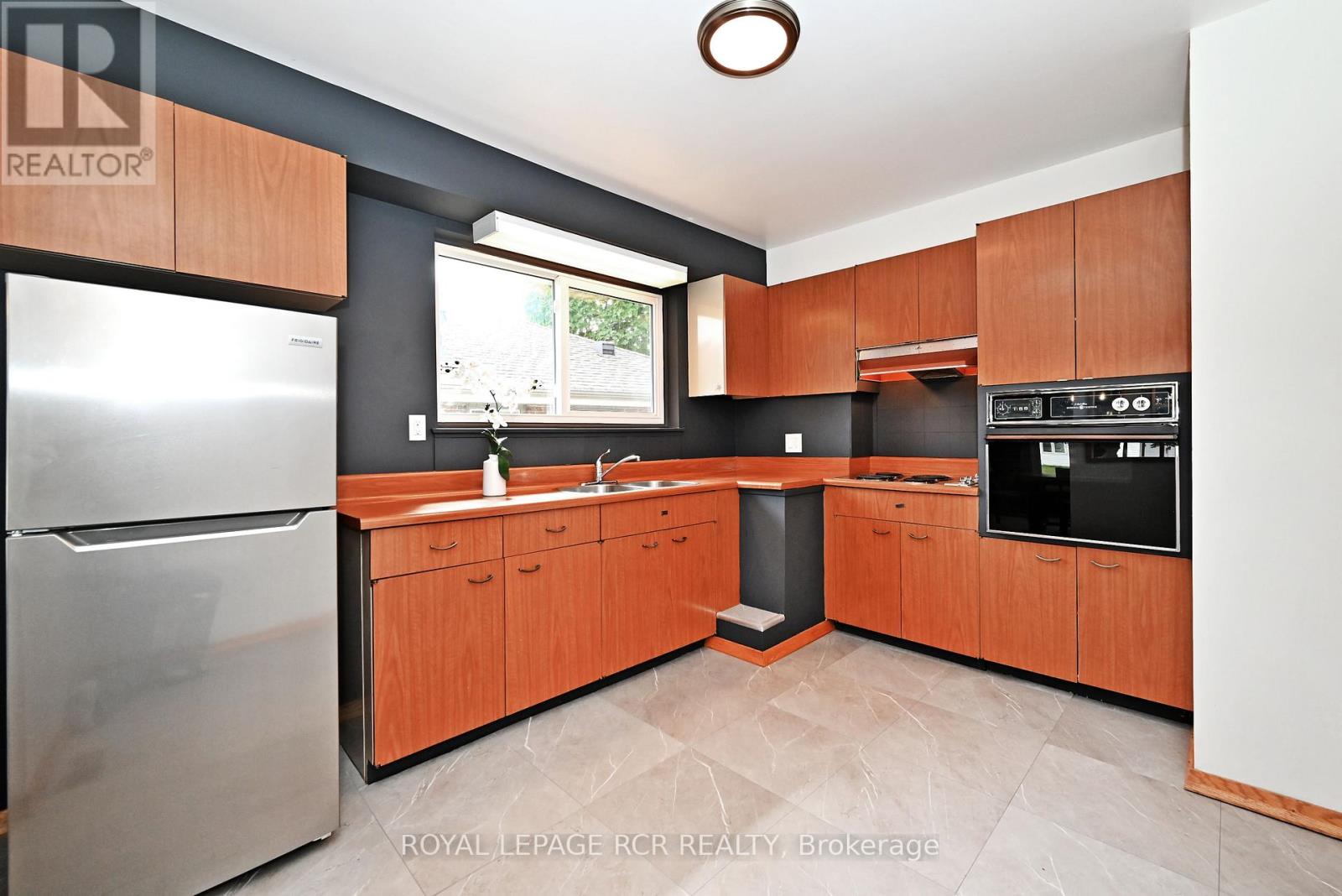16 Cathedral Road, Brampton, Ontario  L6W 2N9 - Photo 23 - W12425455