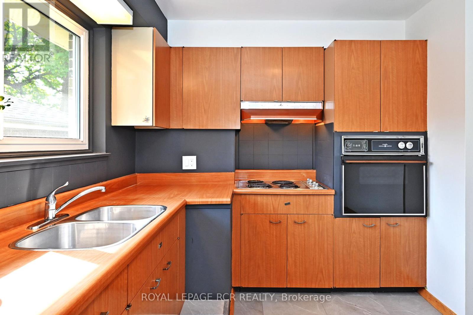 16 Cathedral Road, Brampton, Ontario  L6W 2N9 - Photo 24 - W12425455
