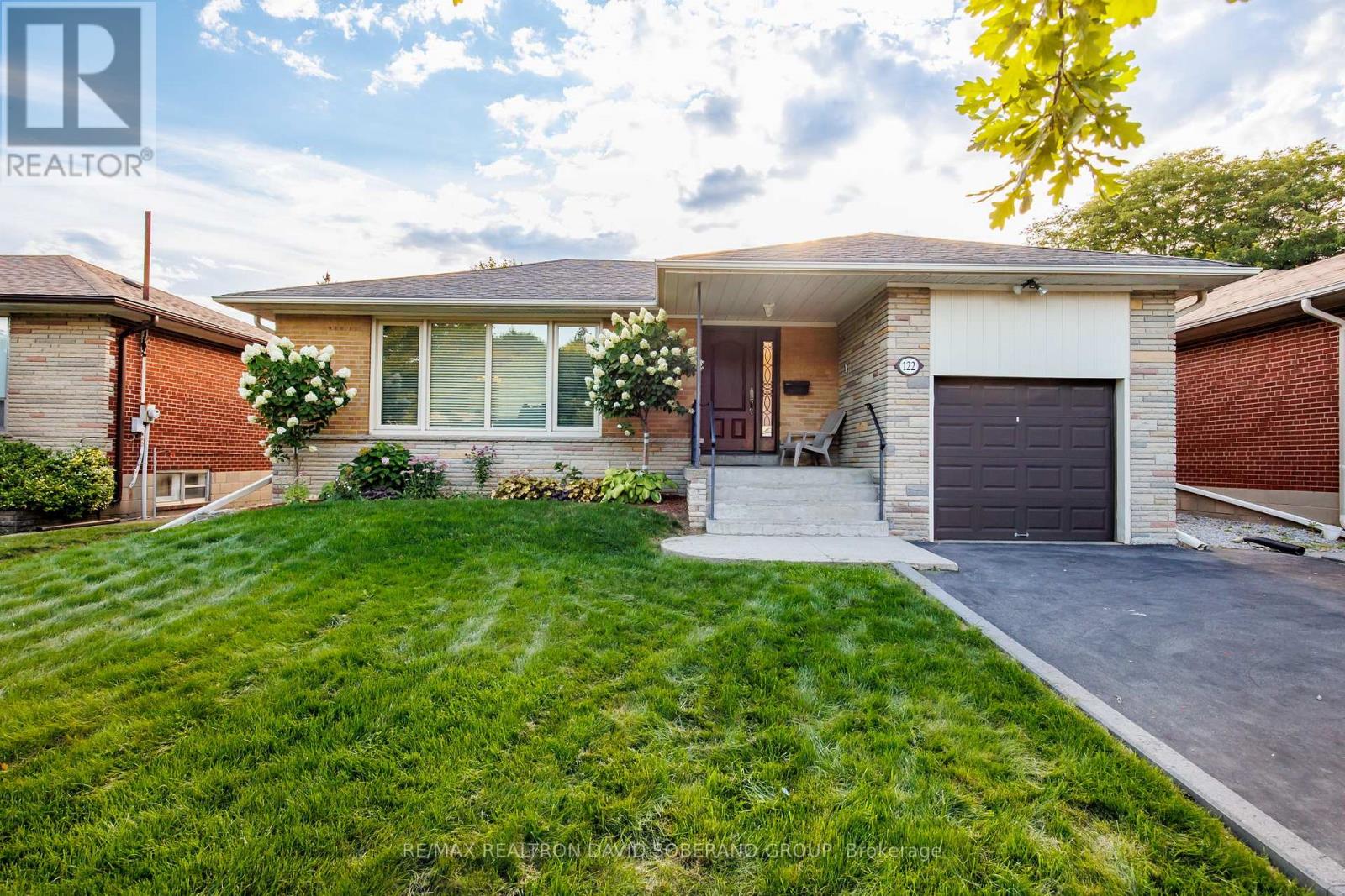122 COLLINSON BOULEVARD, Toronto, Ontario