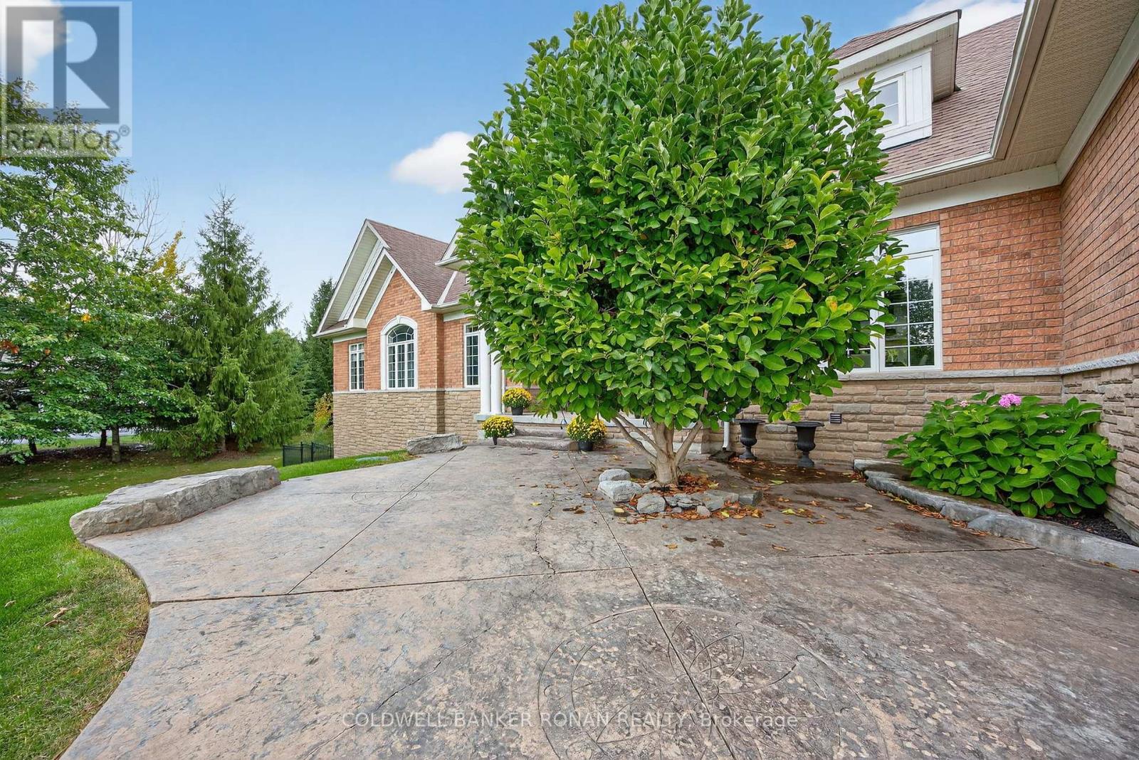 60 Underhill Court, Essa, Ontario  L9R 1V2 - Photo 2 - N12423838