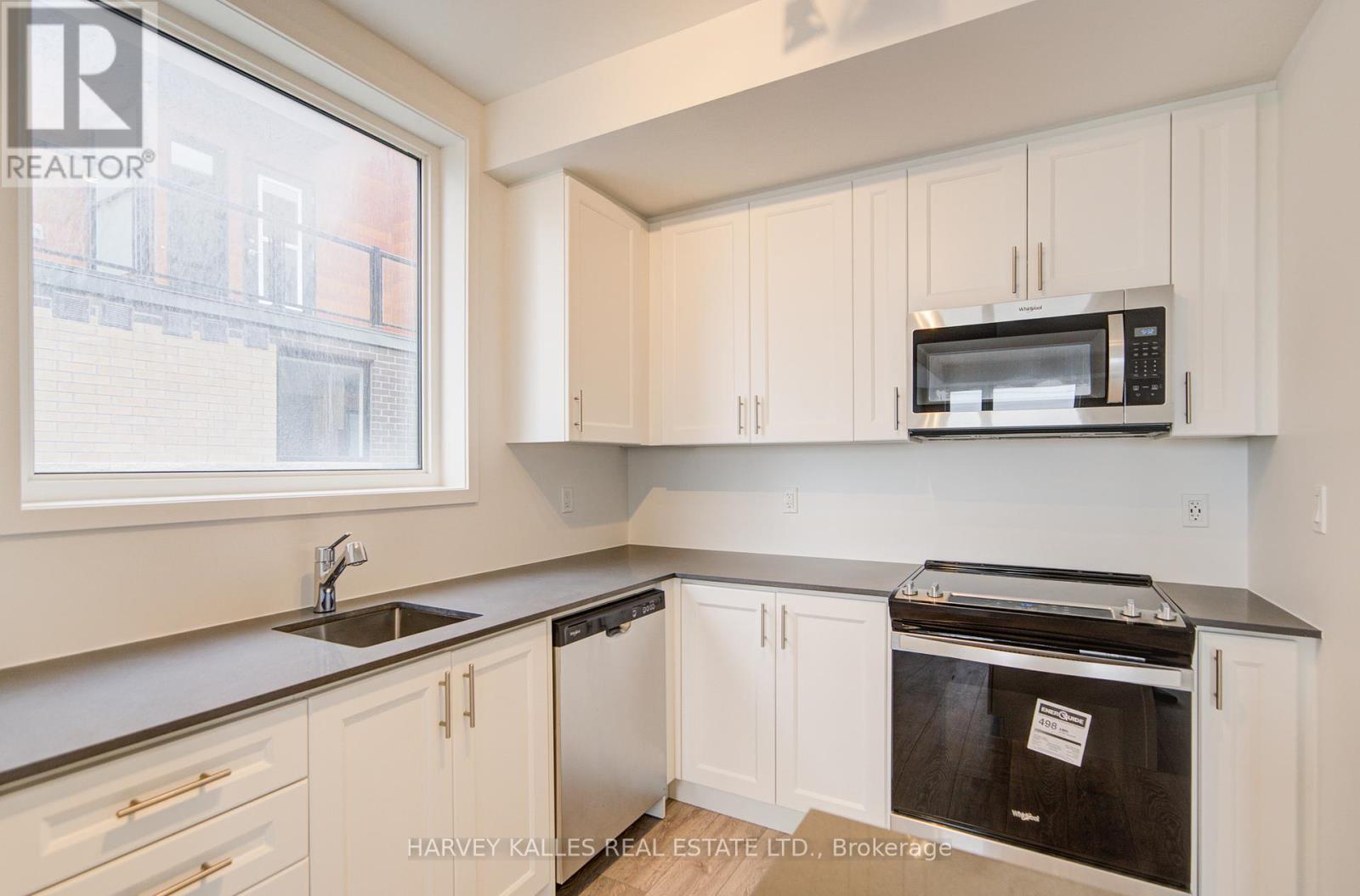 Unit 12 - 12-14 Lytham Green Circle, Newmarket, Ontario  L3Y 0H3 - Photo 11 - N12424966